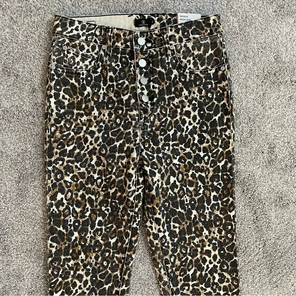 New Volcom Women’s 27 Leopard Print High Rise Button Fly Skinny Denim Jeans - Picture 2 of 16
